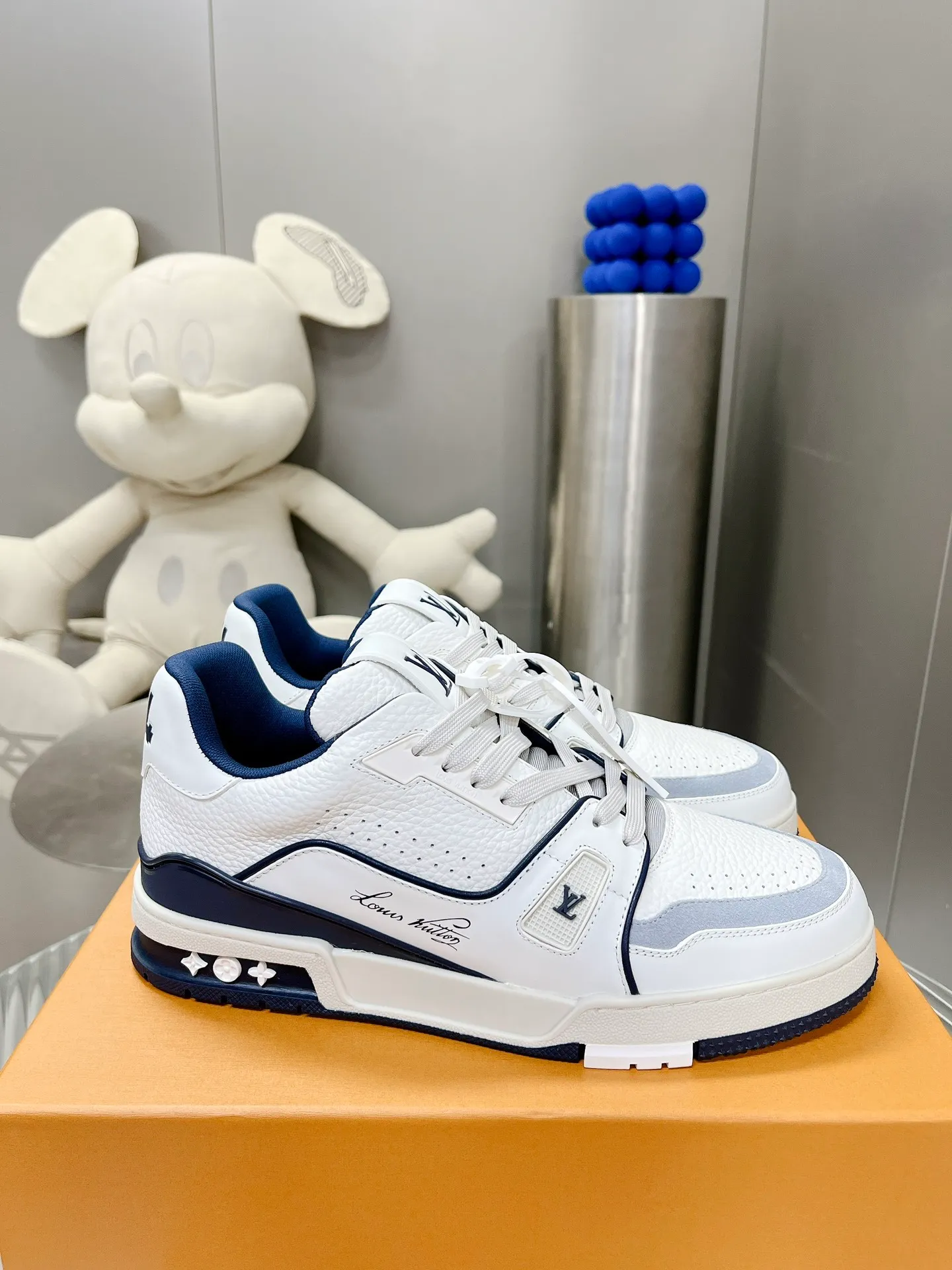 👟👟Ex-factory price 840👟👟The highest version on the Internet⚠️Feel free to compare! 2021🔥New model, purchase quality LV~Louis Vuitton by Virgin Abloh’s best-looking sneakers, Donkey Brand strongly recommends new products, official website limited edition retro basketball sneakers! Both high and low tops cost money to purchase 1:1 accurate replicas of the originals. The details are invincible, full of sincerity, imported custom-made original cowhide, the original package method is the same, the details are 100% restored, and the private model customized the original one-piece T👟👟factory price U outsole, which is different from other brands. Without the original version, this effect cannot be achieved! 35-45 (46 is custom-made and non-refundable) Some colors are available in women’s styles